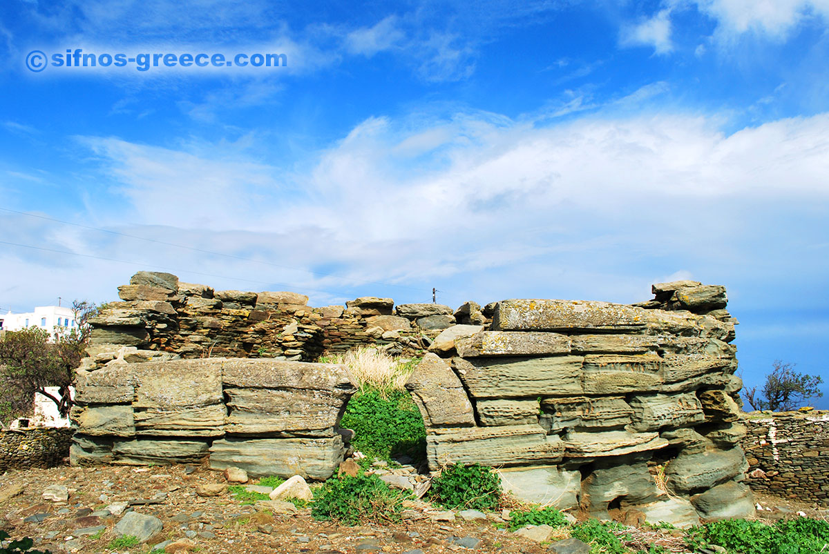 Mavros Pirgos (svart torn) på Exabela