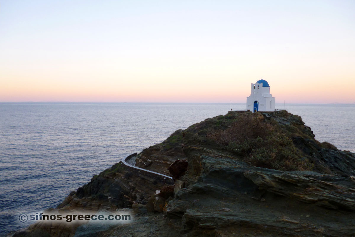 Den lilla kyrkan Efta Martyres vid solnedgång