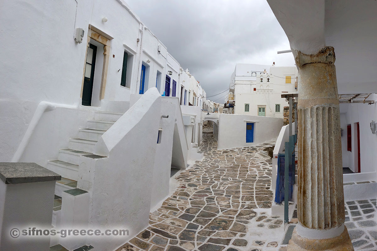 Byn Kástro med moln