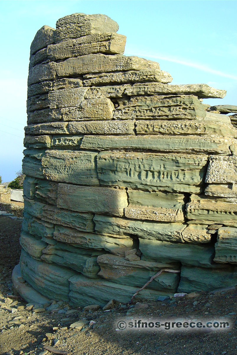 Den Mavros Pirgos (svart Torn) på Exabela Sifnos