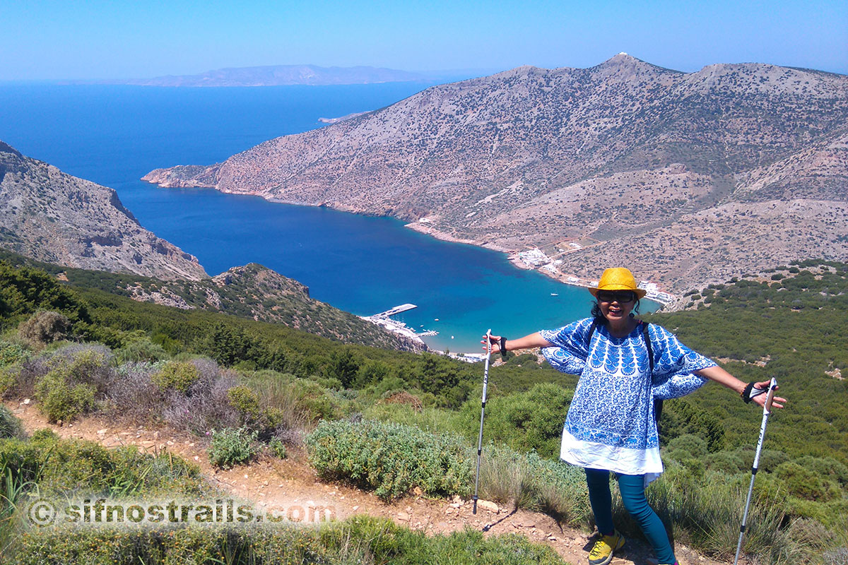 Suh Myong Sook promenader på stigar Sifnos