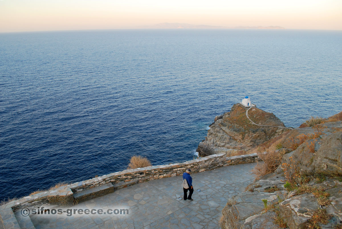 Stigen runt Kastro och kyrkan Efta Martyres